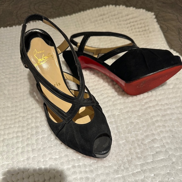 Beautiful Louboutin heels. No box - Picture 2 of 3